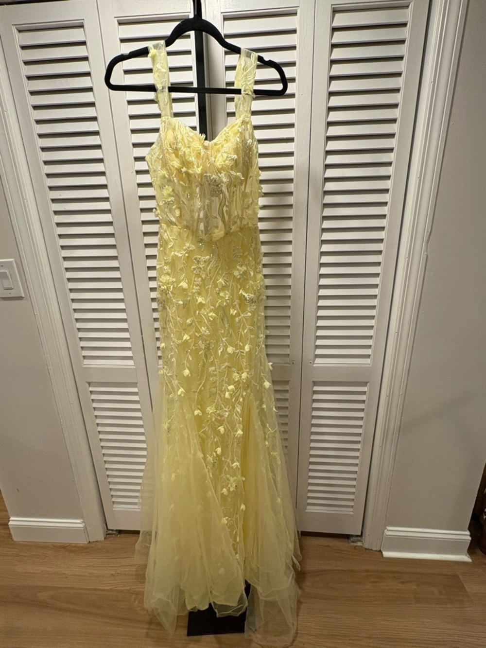 Elegant Yellow Floral Appliqué Prom Dress